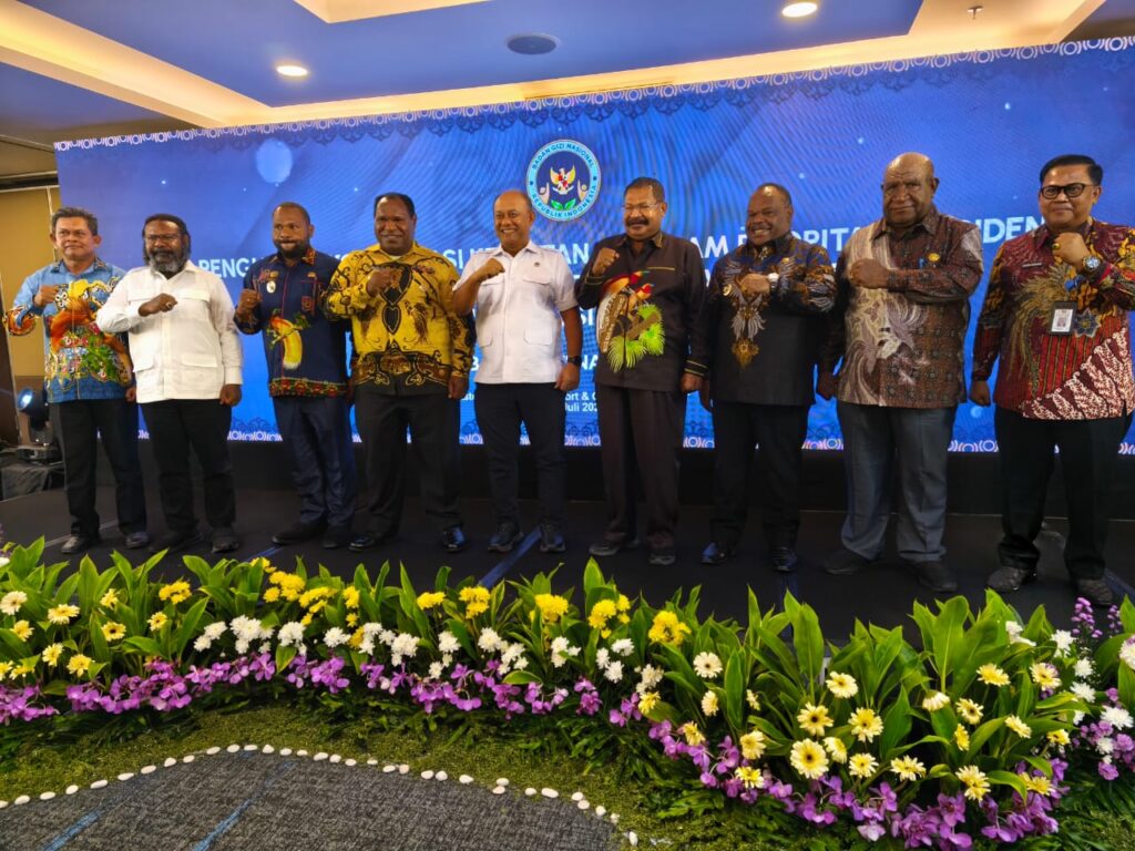 Gubernur Papua Pegunungan, Dr. (HC) John Tabo, turut serta dalam kegiatan nasional Penguatan Koordinasi Program Makan Bergizi Gratis (MBG) untuk Wilayah Indonesia Bagian Timur yang berlangsung di Sentul. Sabtu (26/7/2025)
